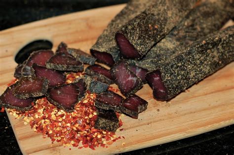  Biltong con Especias: ¡Una explosión de sabor picante y ahumado que te transportará a las llanuras sudafricanas!