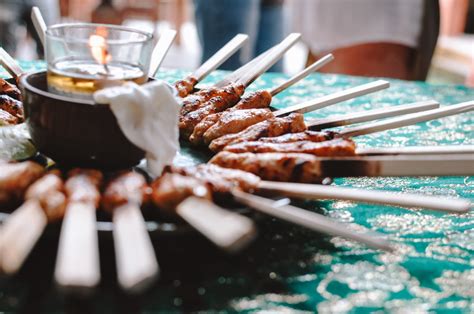  Sate Lilit ¡Un festín de sabores exóticos envuelto en una parrilla humeante!