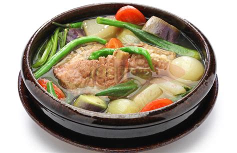  Sinigang na Baboy! Una Sinfonía de Sabores Ácidos y Umami que te Transportará a Urdaneta