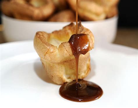  Yorkshire Pudding: ¡Una Deliciosa Combinación de Pan Crujiente y Salsa Rica!