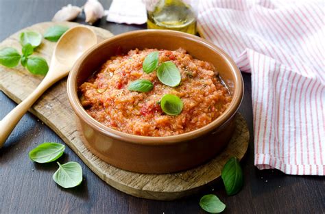  Pappa al Pomodoro: ¡Un reconfortante viaje culinario a la Toscana italiana con una sopa que abraza el alma!