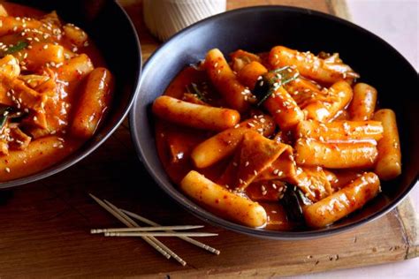  ¡Ddeokbokki picante: una explosión de sabor dulce y salado en las calles de Seúl!