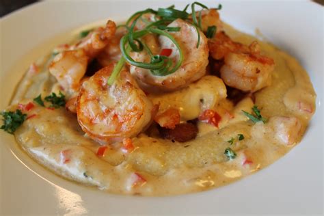  ¡Prueba los deliciosos camarones y grits de Houston, un plato que fusiona lo cremoso con la frescura del mar!